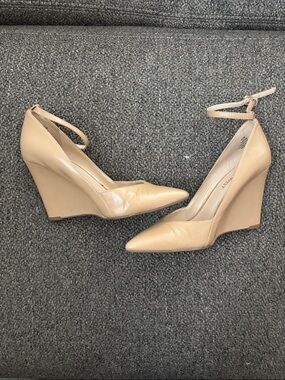 Nine West Nude Wedges Sz 5.5